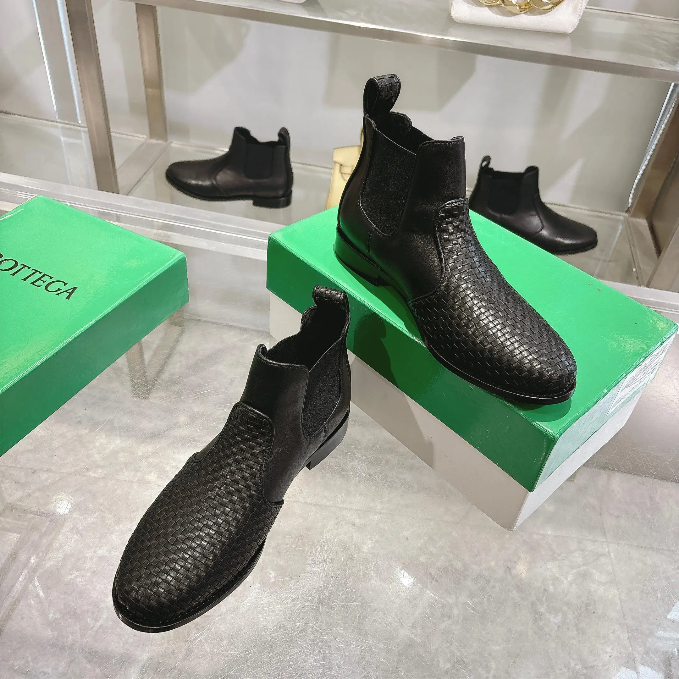 [BV] Top P:980💰Size for couples: Female 35-39 Male 39--44 (Female 40. Male 38.45.46.47 customization is not returnable) [Note‼ ️] Add 💰 to size 46, add 20💰 to size 47, Bottega Veneta 2025 autumn and winter counter synchronized style Bottega Veneta small round toe short boots, high mercerized cow velvet, solid color cow lining! Leather outsole! A one-to-one replica of the original! Fine workmanship! quality assurance!